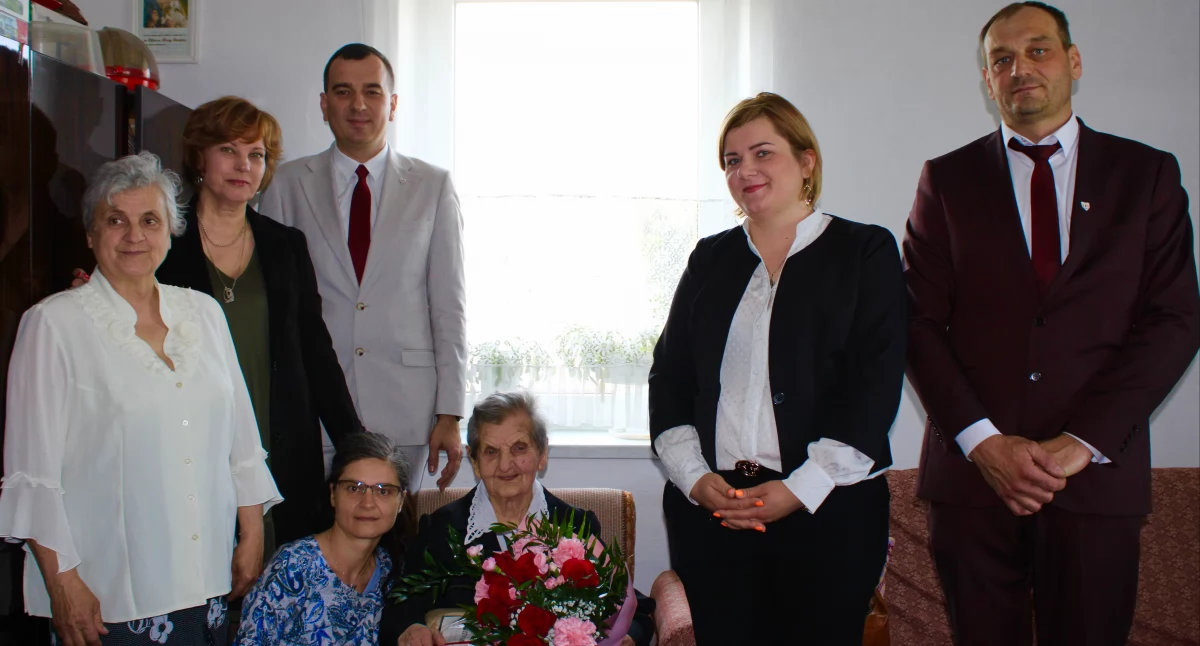 Na zdjęciu uroczyste obchody 100 urodzin Zofii Ryś z Siemkowic. Wyjątkowego jubileuszu gratulują przedstawiciele Gminy Siemkowice / fot.: Urząd Gminy Siemkowice