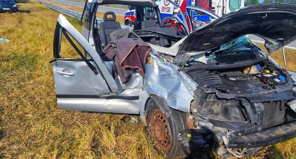 Zdjęcie z miejsca wypadku na S8. Zderzenie auta osobowego z ciężarówką. Dwie osoby ranne / fot.: OSP KSRG Chojny