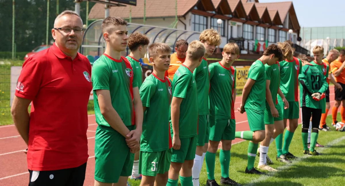 Na zdjęciu drużyna Victorii Skomlin z trenerem Damianem Orłowskim/fot. Wojewódzkie Zrzeszenie Ludowych Zespołów Sportowych, archiwum prywatne Damian Orłowski, AS Pajęczno 