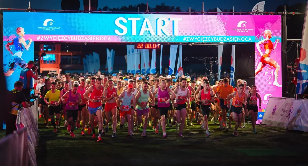 Na zdjęciu uczestnicy 11.PKO Nocnego Wrocław Półmaratonu/fot. Facebook Artur Jasiński 