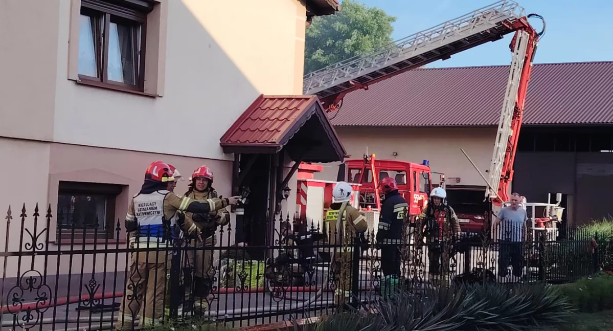 Na zdjęciu akcja ratowniczo – gaśnicza w Kurowie, w gminie Wieluń. Potężny pożar wybuchł na poddaszu domu jednorodzinnego / fot.: Elżbieta Mizak