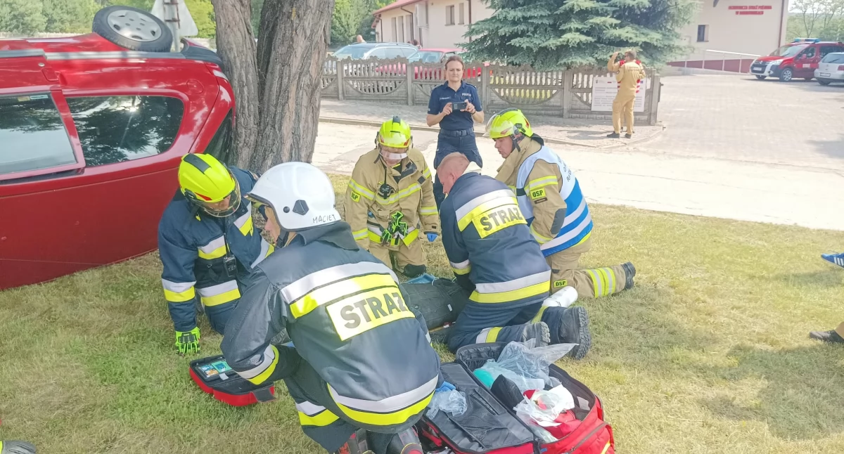 Na zdjęciu strażacy z powiatu pajęczańskiego oczekują na rozpoczęcie ćwiczeń pod kryptonimem 