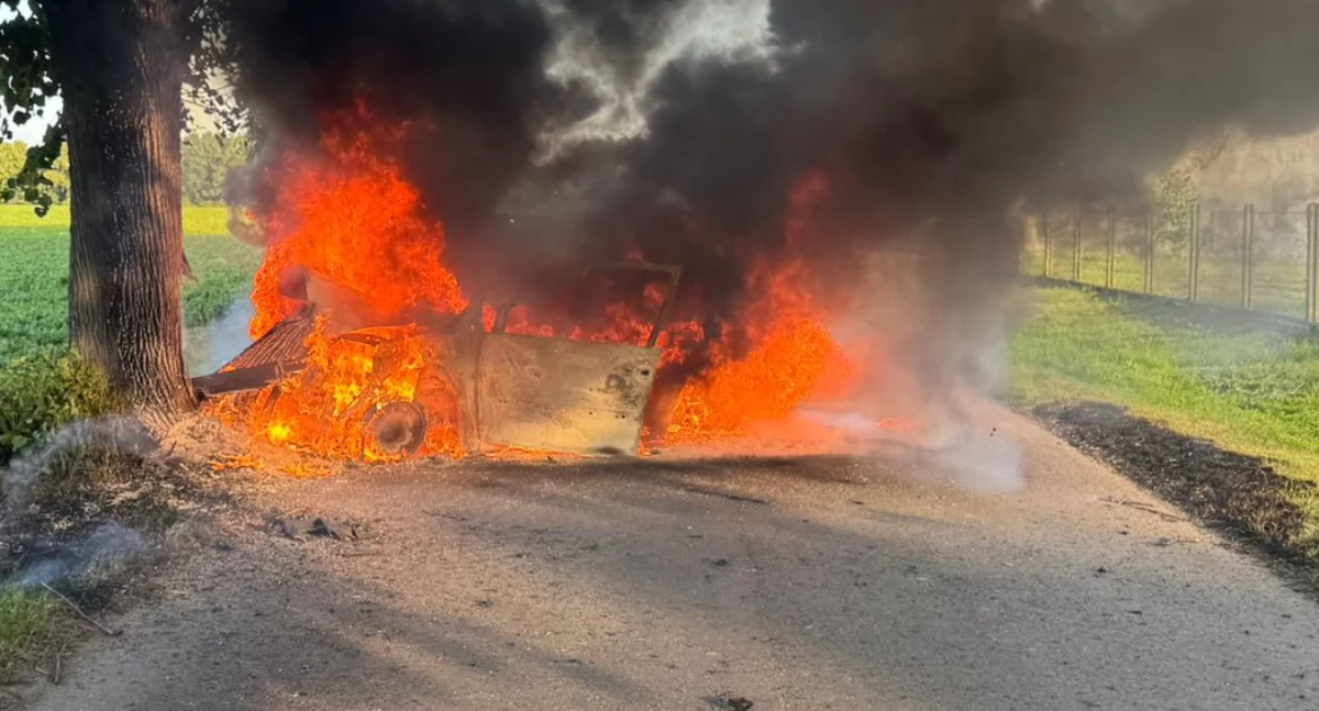 Na zdjęciu renault, które stanęło w płomieniach / Fot. Facebook / Ochotnicza Straż Pożarna w Byczynie 