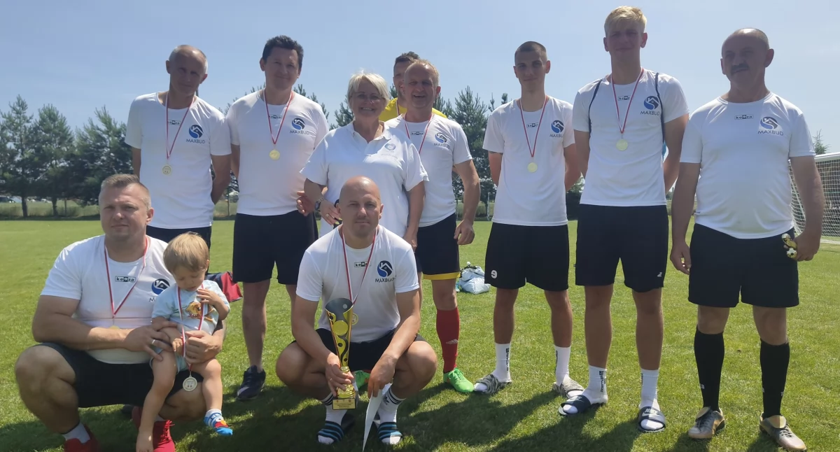 Na zdjęciu zwycięzcy turnieju - firma MaxBud wraz z organizator Turnieju Charytatywnego „Profilaktyka i Sport Grają Fair Play