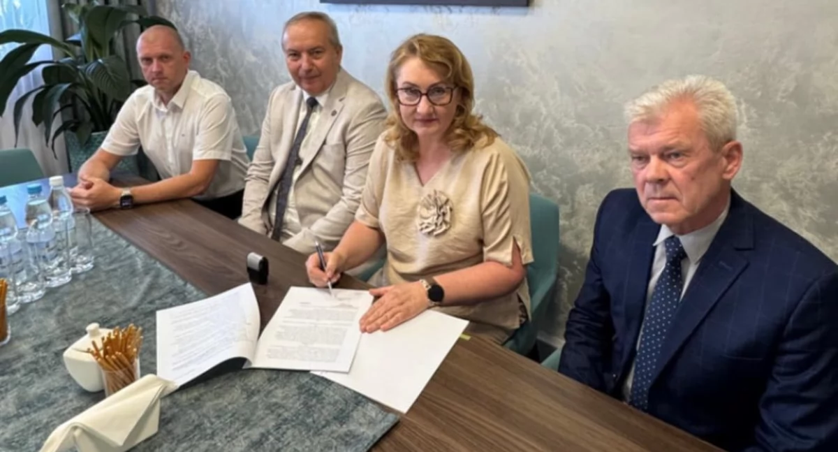 Podpisanie umowy na przebudowę drogi powiatowej 1500E Ostrołęka – Sulmierzyce. Na zdjęciu podpis składa zastępca wójta gminy Sulmierzyce Anna Szydłowska / fot.: Gmina Sulmierzyce