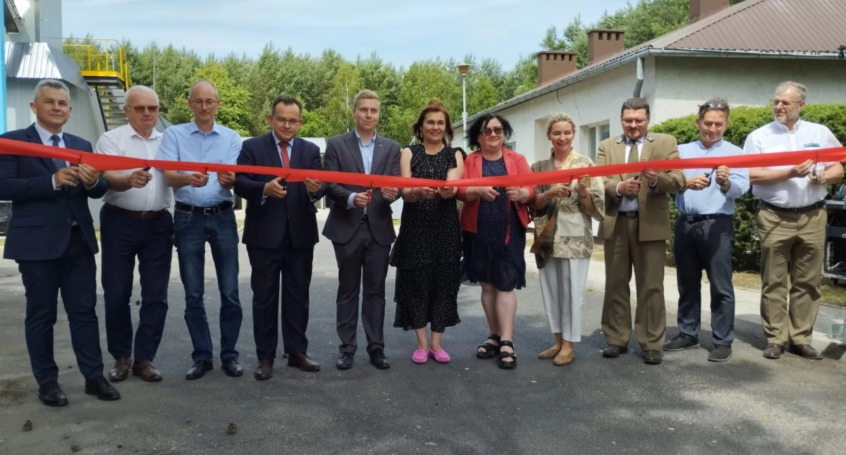 Na zdjęciu symboliczne przecięcie wstęgi podczas uroczystości otwarcia zmodernizowanej oczyszczalni ścieków w Rudlicach, w gminie Ostrówek / fot.: Joanna Major