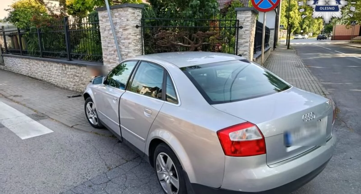 Na zdjęciu rozbite audi w Praszce / Fot. KPP Praszka