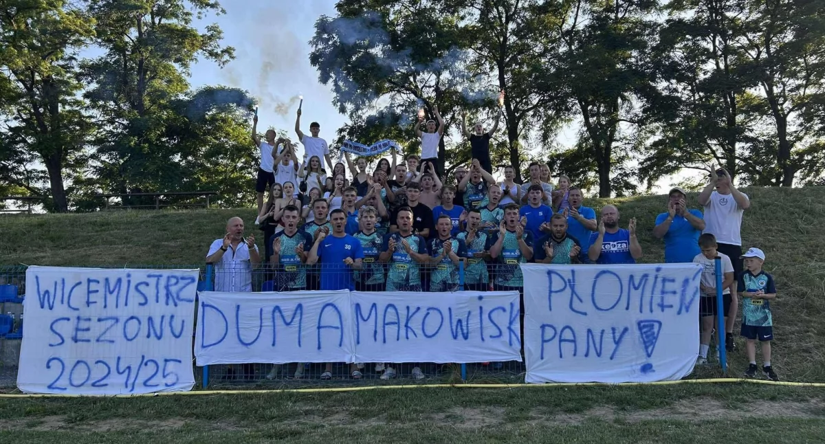 Na zdjęciu kibice świętujący sukces Płomienia Makowiska/fot. LKS Płomień Makowiska 