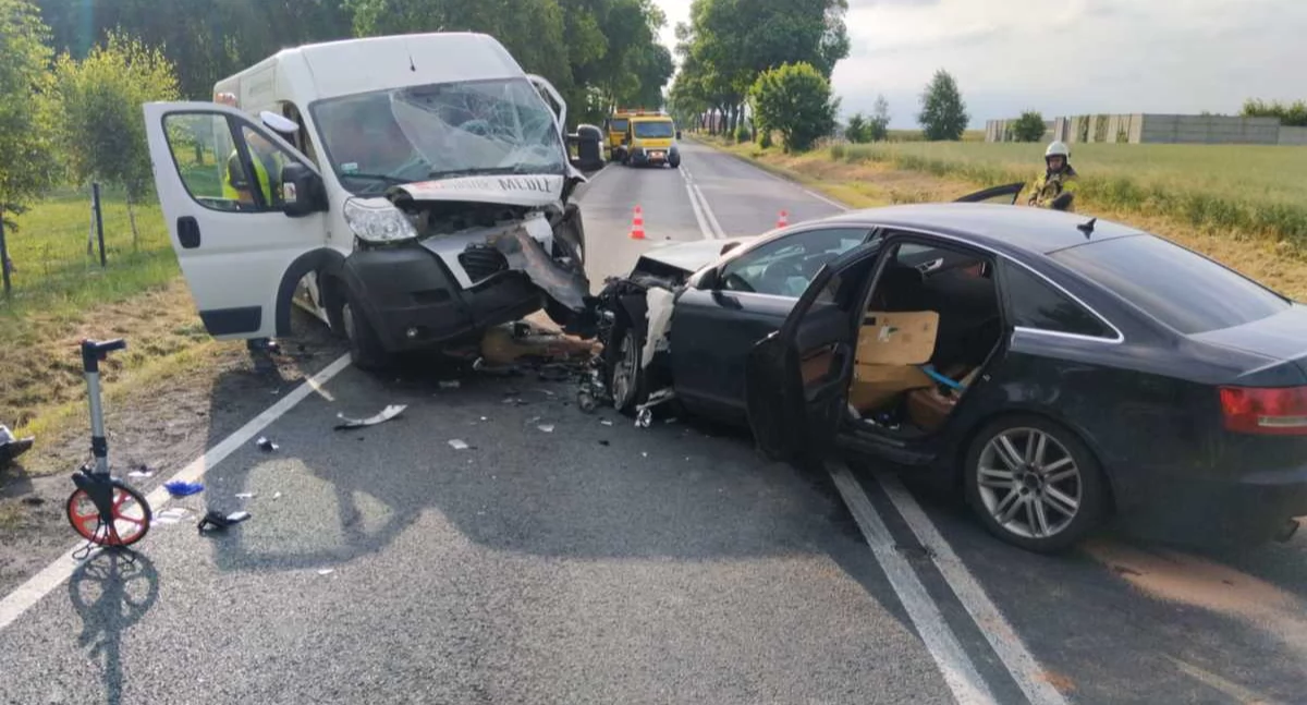 Zdjęcie z wypadku w Nowej Brzeźnicy. Zderzenie czołowe. 5 osób rannych / fot.: KPP w Pajęcznie
