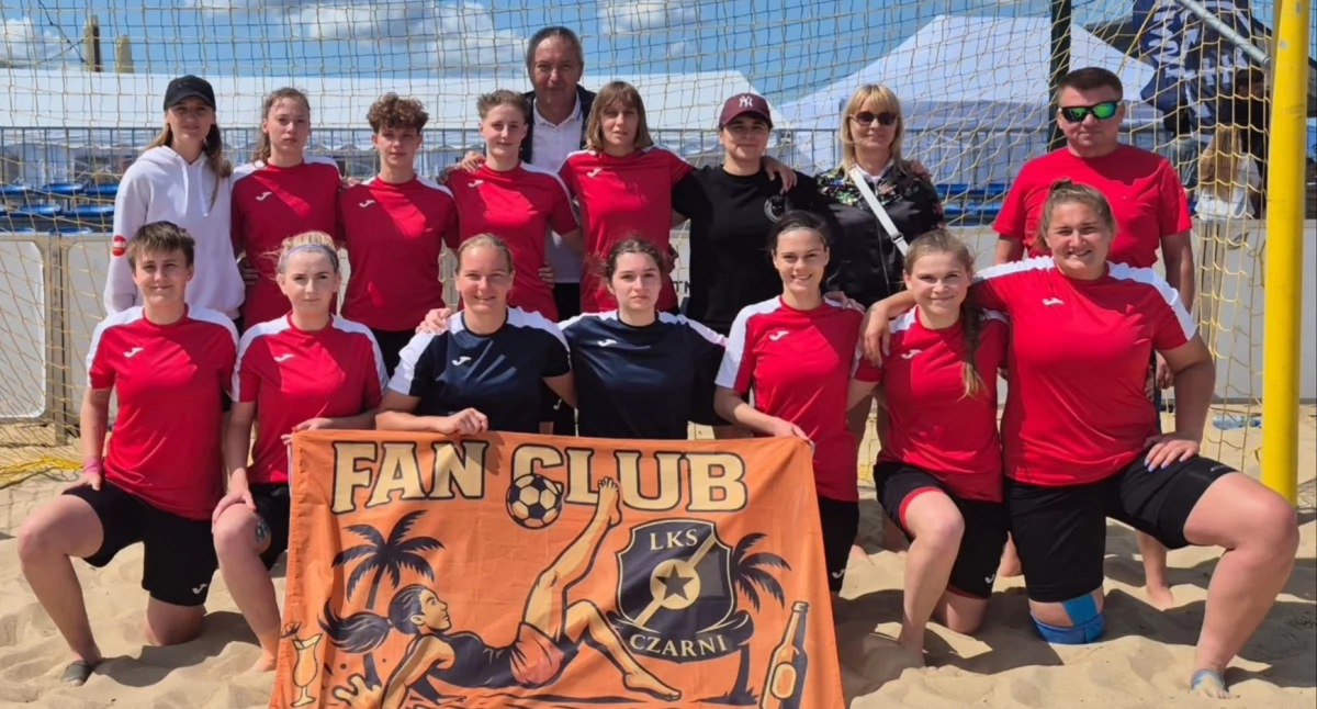 Na zdjęciu piłkarki Czarnych Rząśnia podczas Pucharu Polski Kobiet w Beach Soccerze, który rozgrywany był w Gdańsku. Na zdjęciu wspólnie ze starostą powiatu pajęczańskiego - Pawłem Sikorą/fot. Facebook Powiat Pajęczański 