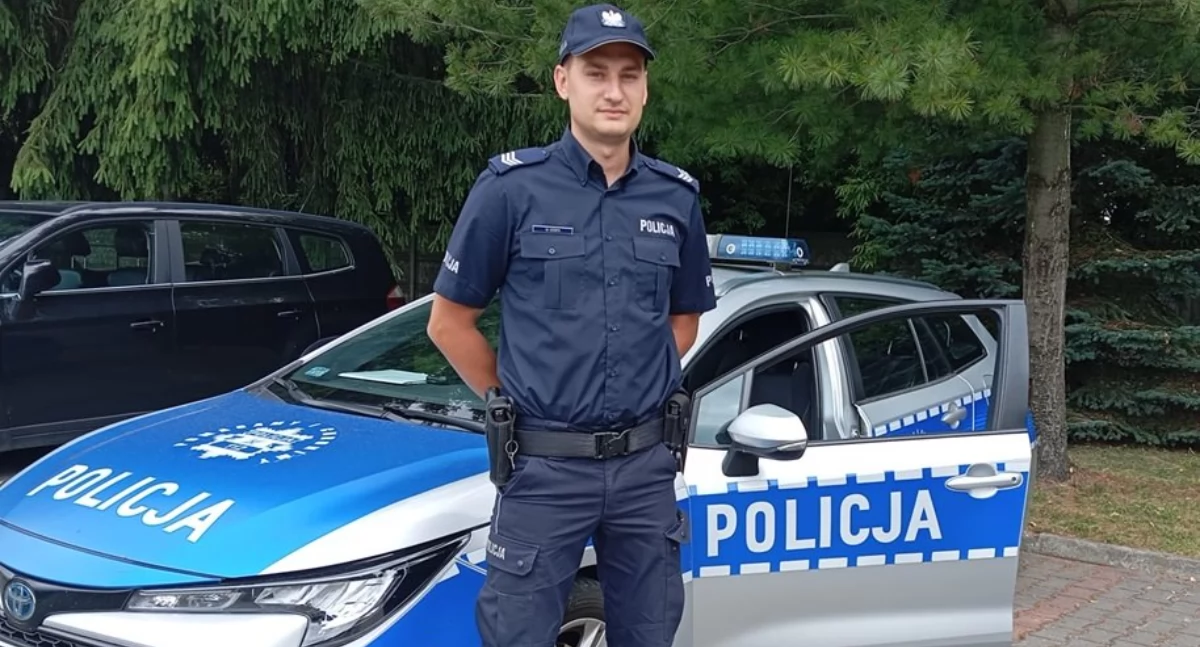 Na zdjęciu dzielnicowy sierż. sztab. Marcin Kempa, który eskortował pojazd do szpitala / Fot. KPP Radomsko 