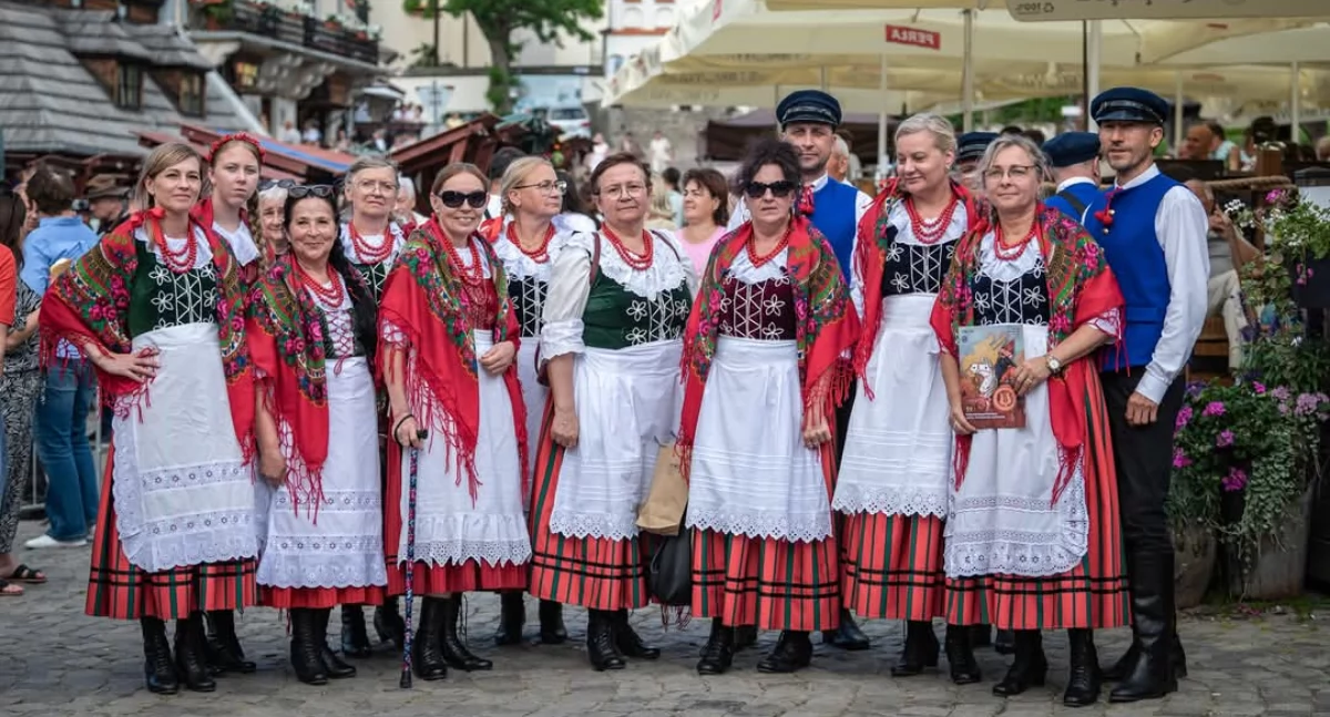 Na zdjęciu Zespół Śpiewaczo-Obrzędowy z Ożarowa na 95. Ogólnopolskim Festiwalu Kapel i Śpiewaków Ludowych w Kazimierzu Dolnym /fot.: Zespół Śpiewaczo-Obrzędowy z Ożarowa 
