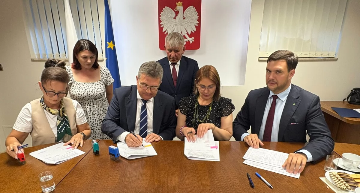 Zdjęcie z uroczystego podpisania umów na realizację dotowanych projektów sołeckich  / fot.: UM w Pajęcznie