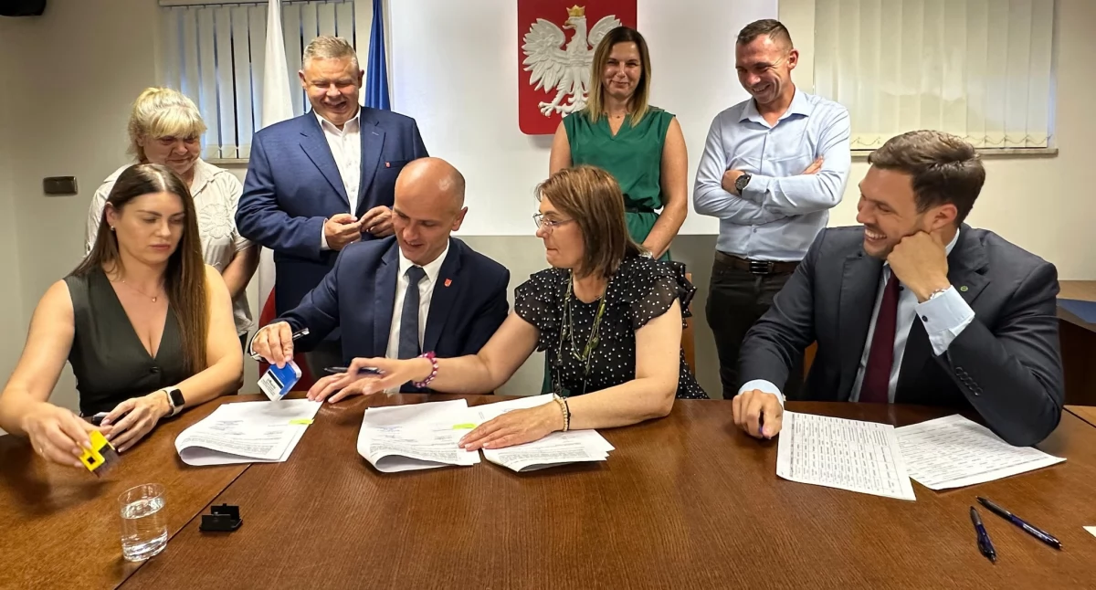 Zdjęcie z uroczystego podpisania umów na realizację dotowanych projektów sołeckich w gminie Strzelce Wielkie / fot.: UG Strzelce Wielkie