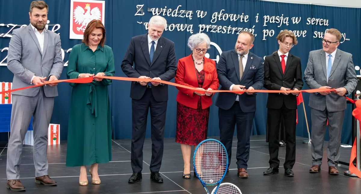 Na zdjęciu uroczyste otwarcie nowych obiektów sportowych przy I LO w Wieluniu / fot.: archiwum wicestarosty