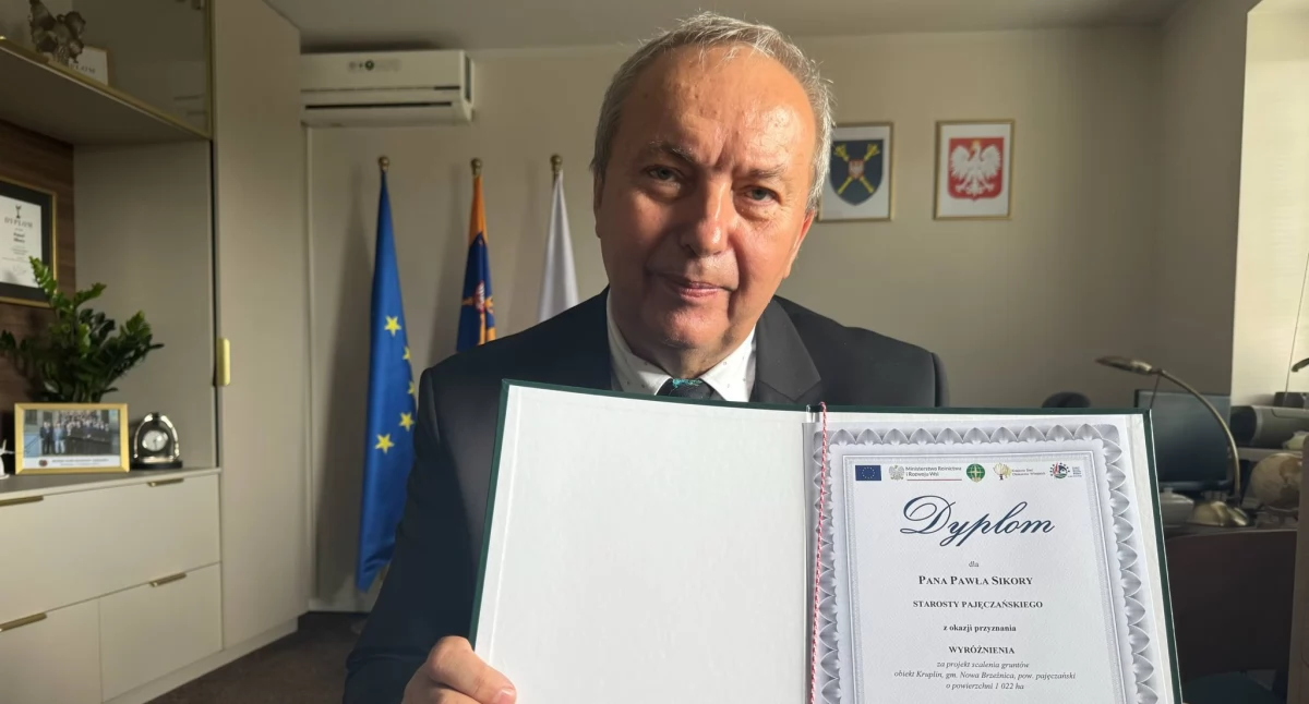 Na zdjęciu starosta pajęczański Paweł Sikora prezentuje dyplom od ministra rolnictwa za wyróżnienie projektu inwestycyjnego scalania gruntów / fot.: Sławomir Rajch