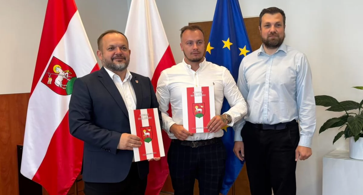 Zdjęcie z podpisania umowy przez starostę wieluńskiego Macieja Brysia z wykonawcą przebudowy drogi powiatowej w Raczynie / fot.: Starostwo Powiatowe w Wieluniu