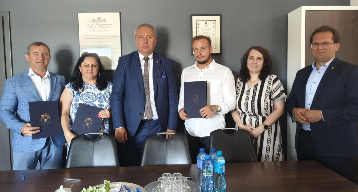 Zdjęcie z podpisania umowy starostwa z wykonawcą inwestycji drogowej Pajęczno - Siedlec / fot.: archiwum starostwa
