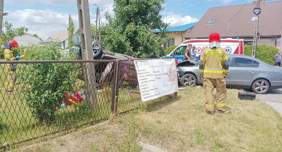 Na zdjęciu poważny wypadek - czołowe zderzenie w Zimnowodzie w gminie Lipie (pow. kłobucki) / fot.: Krzysztof Bularz