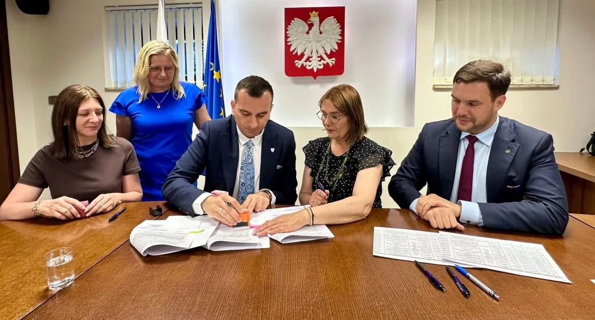 Zdjęcie z uroczystego podpisania umowy na dotacje dla sołectw w gminie Siemkowice / fot.: UG Siemkowice