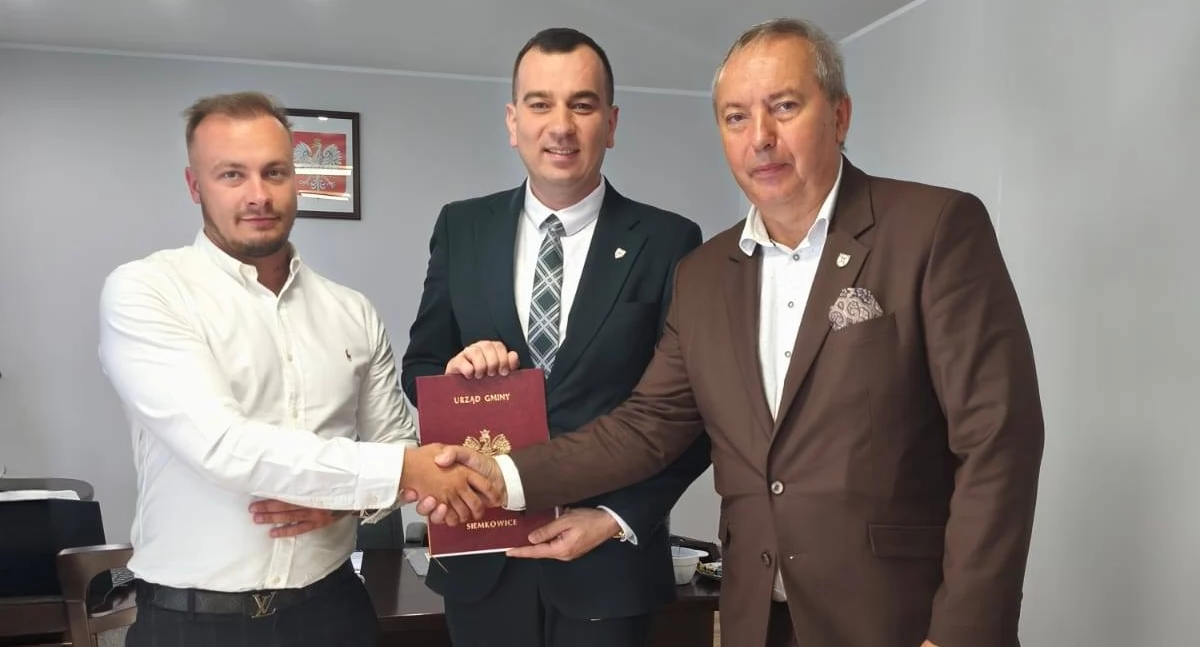 Zdjęcie z uroczystego podpisania umowy na wykonanie inwestycji drogowej w gminie Siemkowice / fot.: archiwum UG Siemkowice