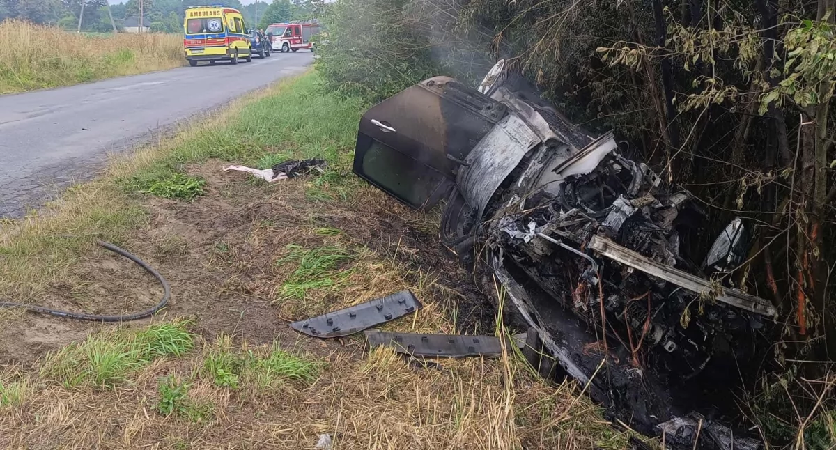 Zdjęcie z wypadku w Golkowie w gminie Błaszki. Samochód dachował i zaczął się palić / fot.: OSP KSRG Błaszki 