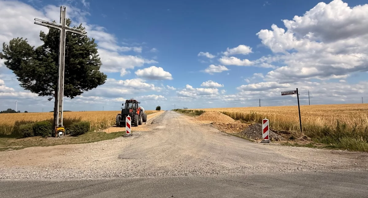 Na zdjęciu trwające prace budowlane szlaku pieszo – rowerowego na Trakcie Kaliskim / fot.: Urząd Miejski w Wieluniu
