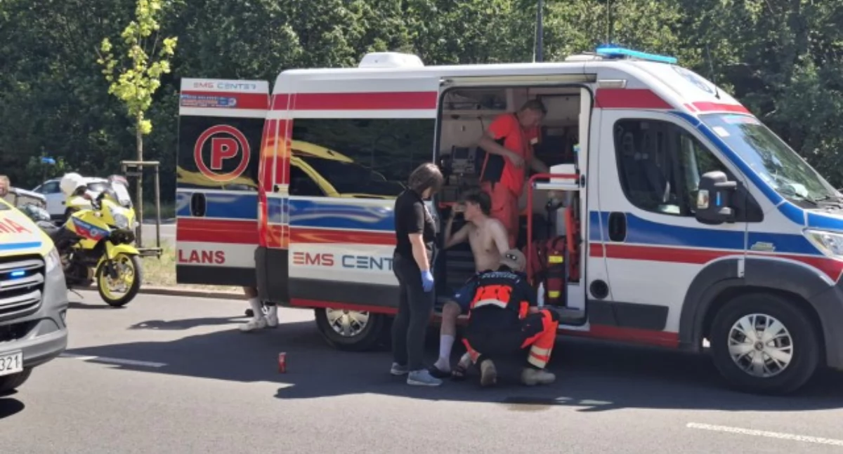 Na zdjęciu karetka pogotowia podczas kolarskiej kraksy w Łodzi /fot. Lila Sayed