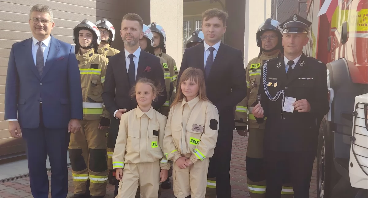 Zdjęcia z uroczystego powitania nowego wozu strażackiego w OSP Stolec / fot.: Elżbieta Mizak