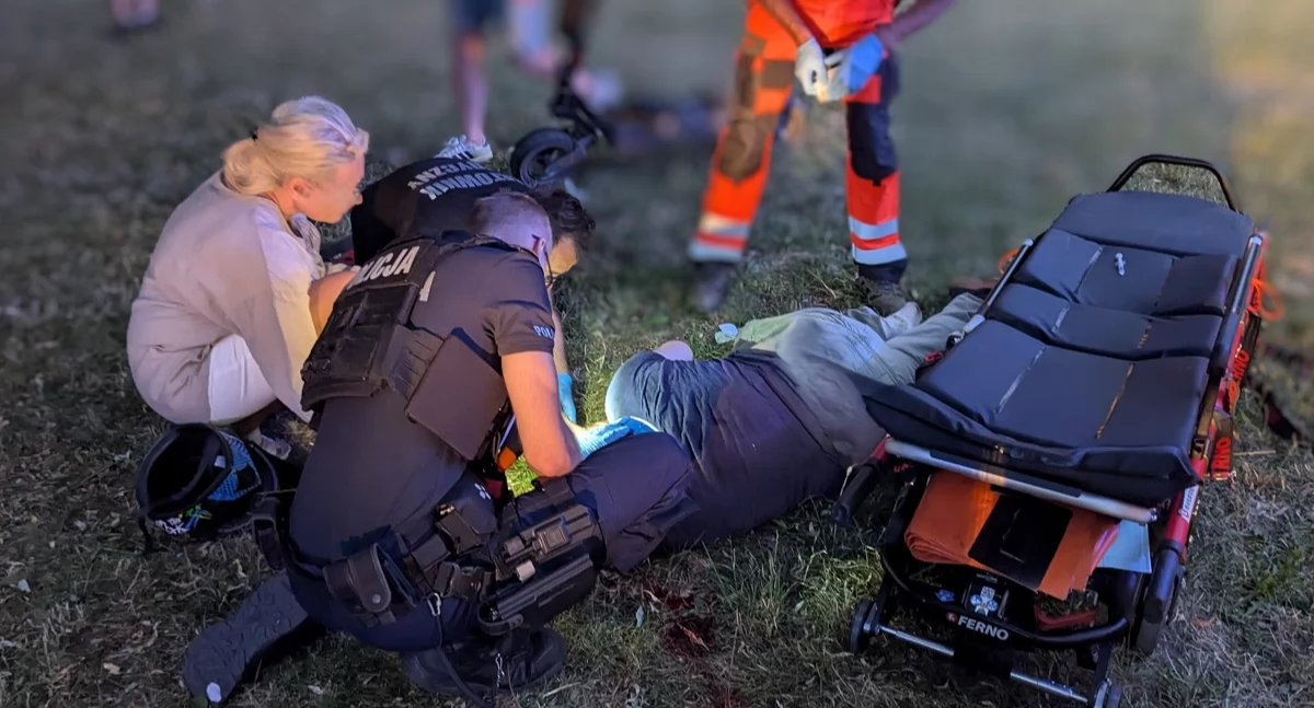 Zdjęcie z miejsca poważnego wypadku na hulajnodze elektrycznej w Zduńskiej Woli. Nieprzytomny 28-latek zabrany do szpitala / fot.: KPP w Zduńskiej Woli