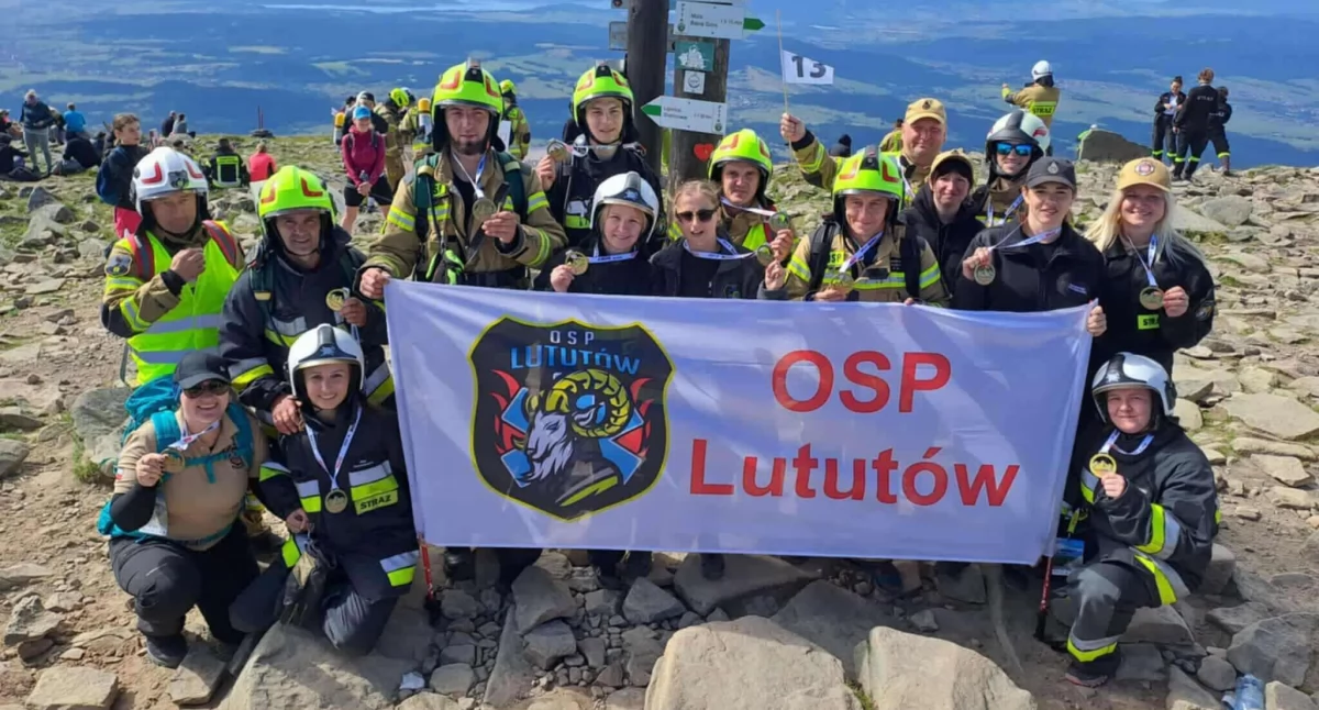Na zdjęciu druhny i druhowie z Ochotniczej Straży Pożarnej w Lututowie/ fot.: OSP Lututów