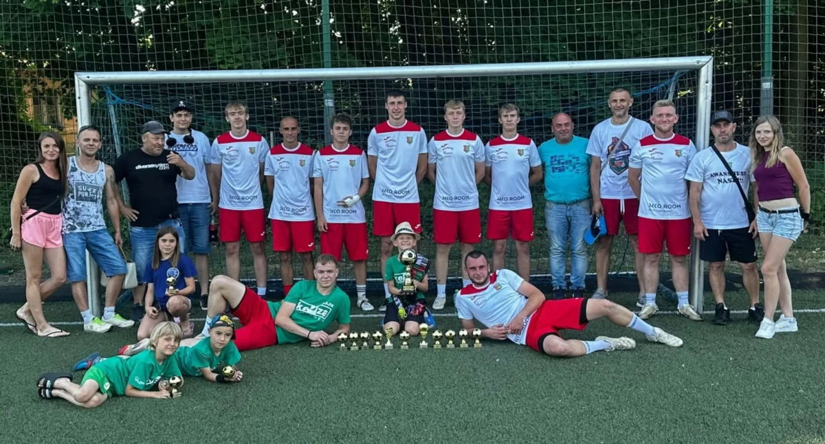 Na zdjęciu piłkarze LKSu Orion Olewin wraz z trofeami i kibicami/fot. Orion Olewin 