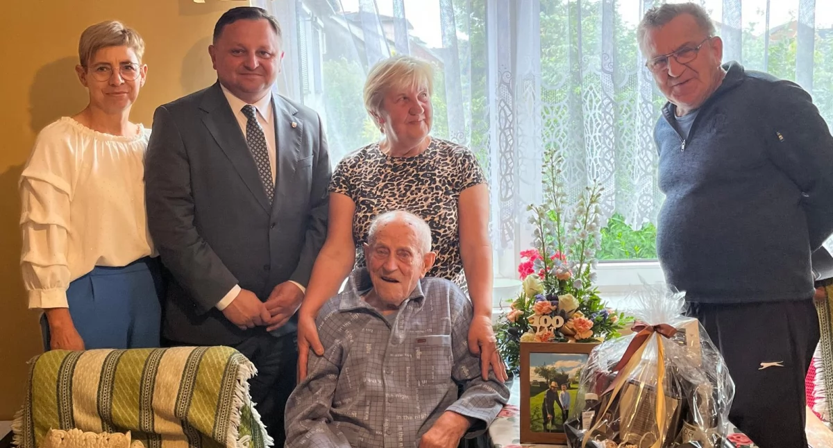 Na zdjęciu Władysław Janik z rodziną oraz z burmistrzem Praszki Włodzimierzem Stochniałkiem i kierownikiem Urzędu Stanu Cywilnego Renatą Szydło/fot.: Gmina Praszka