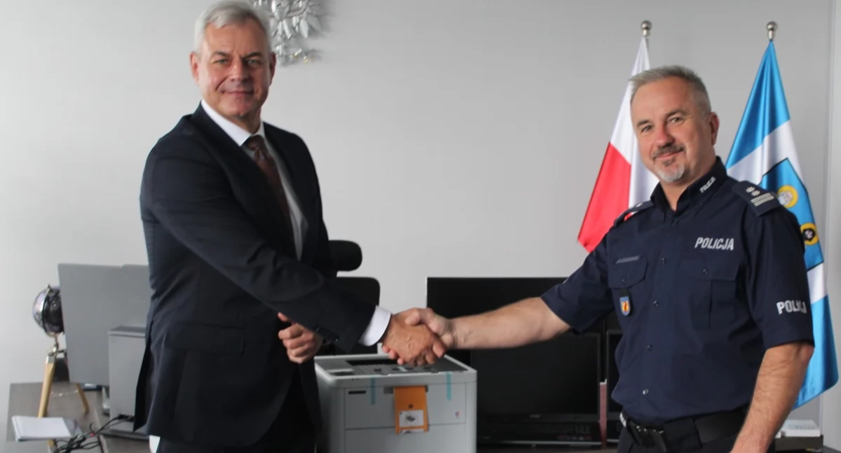 Na zdjęciu moment przekazania sprzętu. Od lewej: Tomasz Stolarczyk, wójt gminy Rząśnia oraz mł. insp. Adam Stochniałek, Komendant Powiatowy Policji w Pajęcznie 