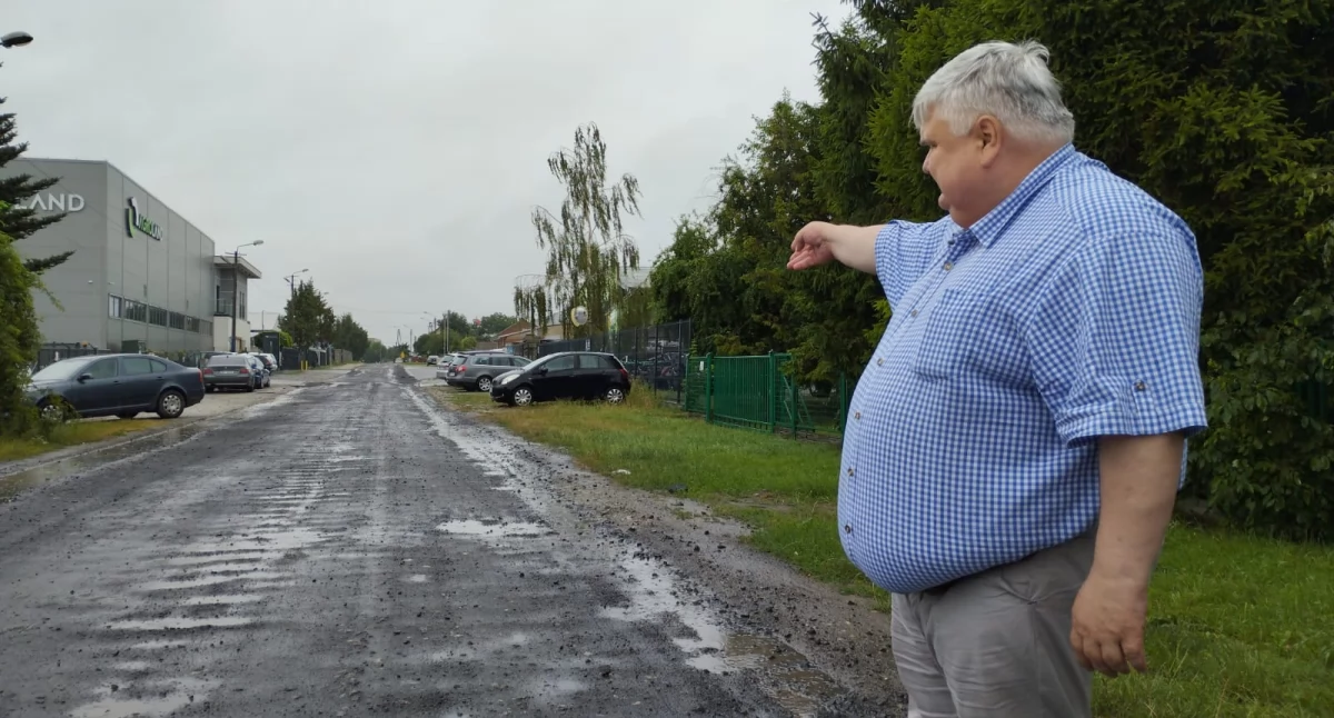 Na zdjęciu wójt gminy Skomlin Grzegorz Maras oprowadza reporterkę „Kulis…” po drogowych inwestycjach / fot.: Joanna Major