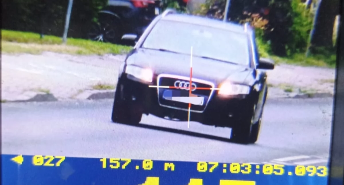 Na zdjęciu rozpędzone audi w centrum Radomska / Fot. KPP Radomsko 