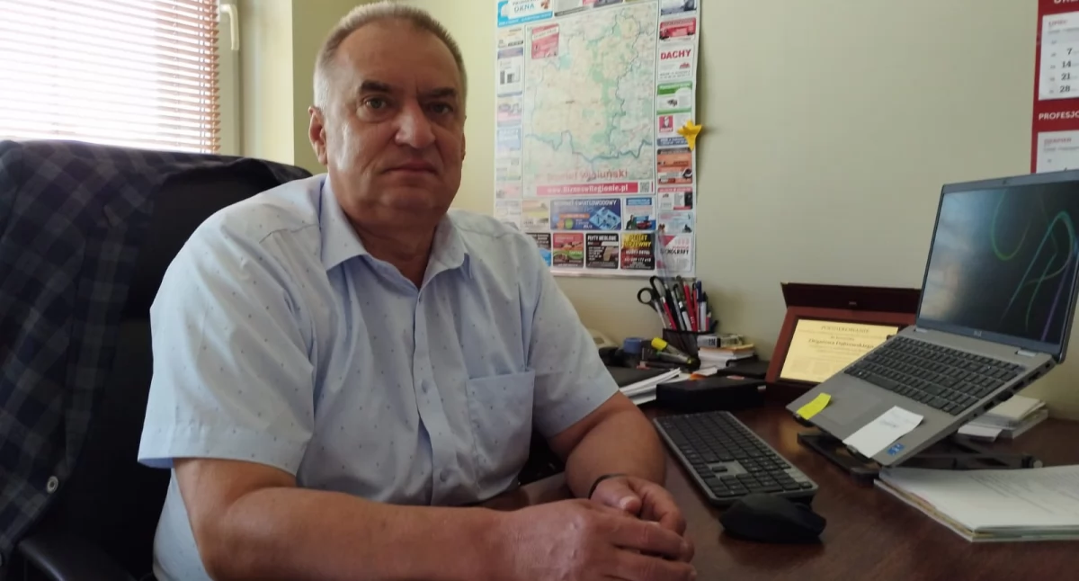 Na zdjęciu wójt gminy Mokrsko Zbigniew Dąbrowski opowiada reporterce „Kulis…” o inwestycjach / fot.: Joanna Major