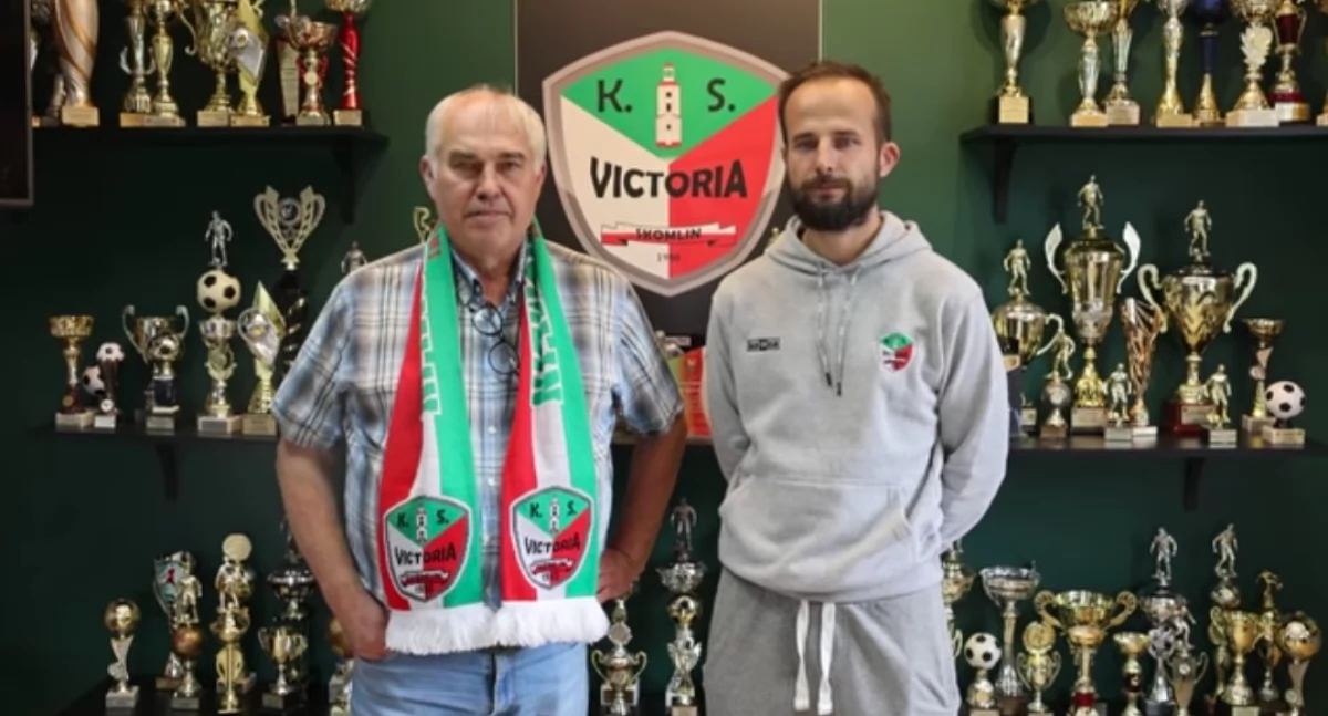 Na zdjęciu od lewej: prezes Victorii Skomlin - Adam Spodymek oraz nowy szkoleniowiec zespołu seniorów - Sławomir Skoczylas/fot.KS Victoria Skomlin 