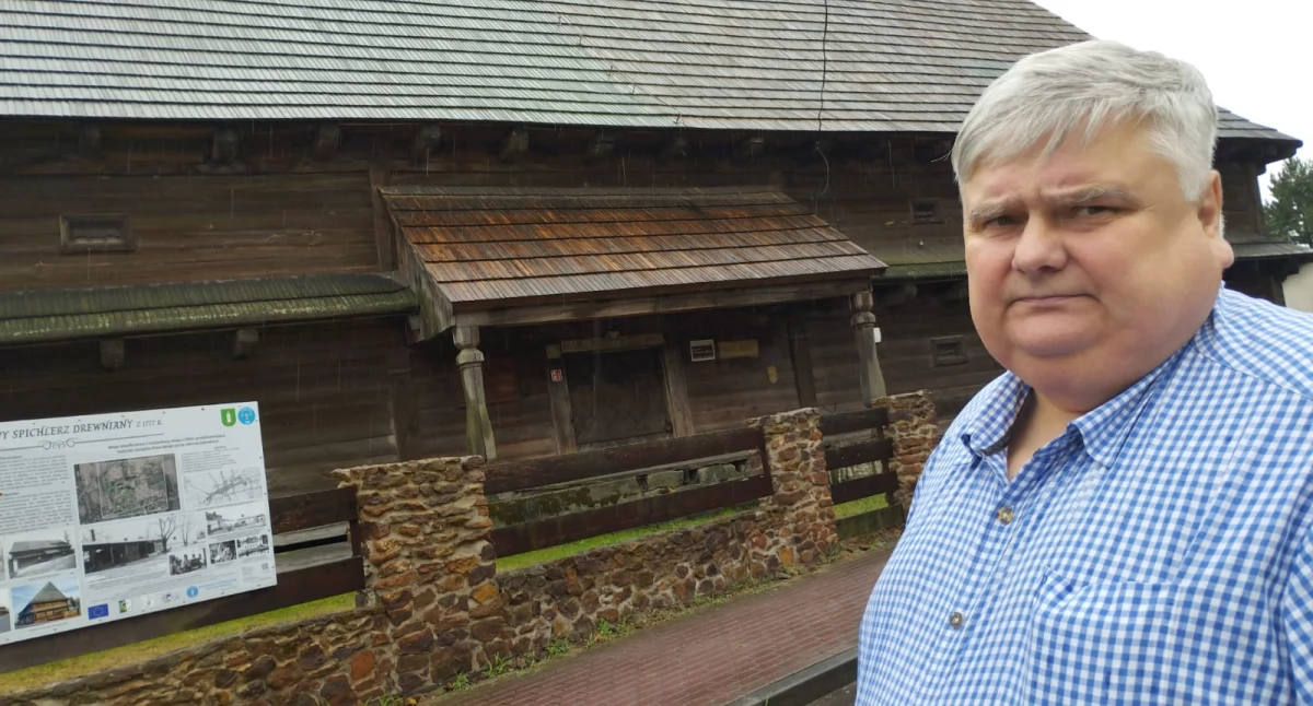 Na zdjęciu wójt gminy Skomlin Grzegorz Maras opowiada reporterce o historii i planach na zagospodarowanie zabytkowego spichlerza / fot.: Joanna Major