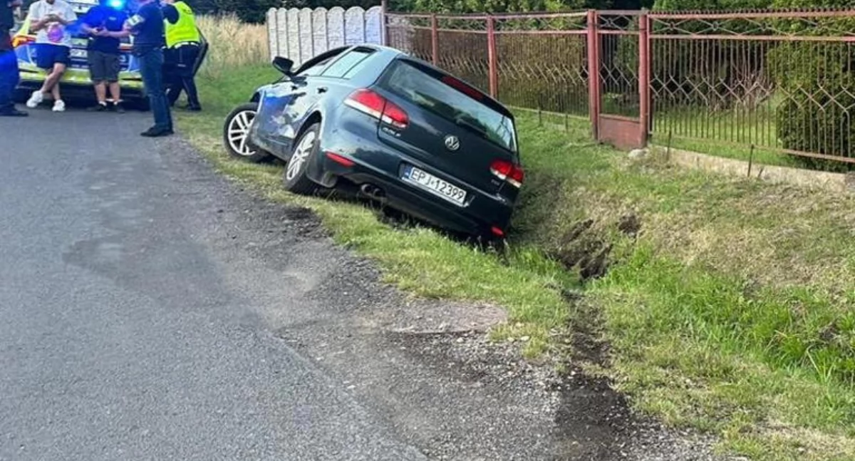Zdjęcie z miejsca zakończenia bezmyślnej ucieczki kierowcy przed policją w powiecie kłobuckim / fot.: pomoc drogowa DiM CAR