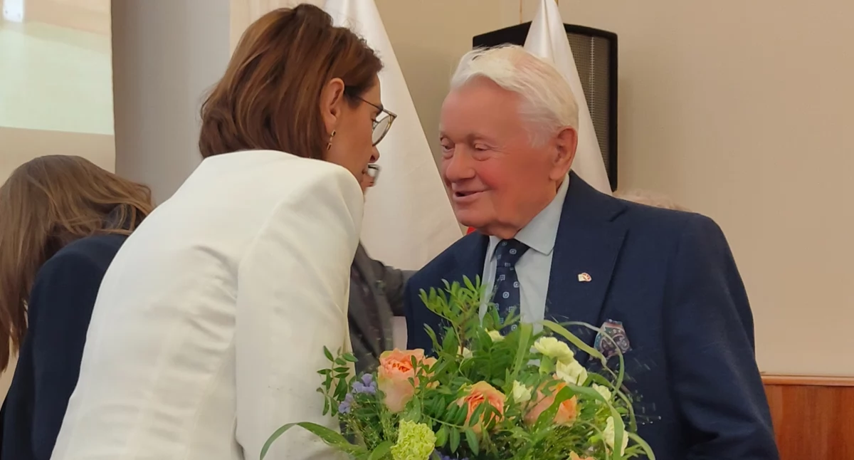Na zdjęciu jubilat - Henryk Bogus odbierający życzenia od wiceburmistrz Wielunia - Joanny Skotnickiej-Fiuk/fot. Łukasz Płuciennik(wszystkie)