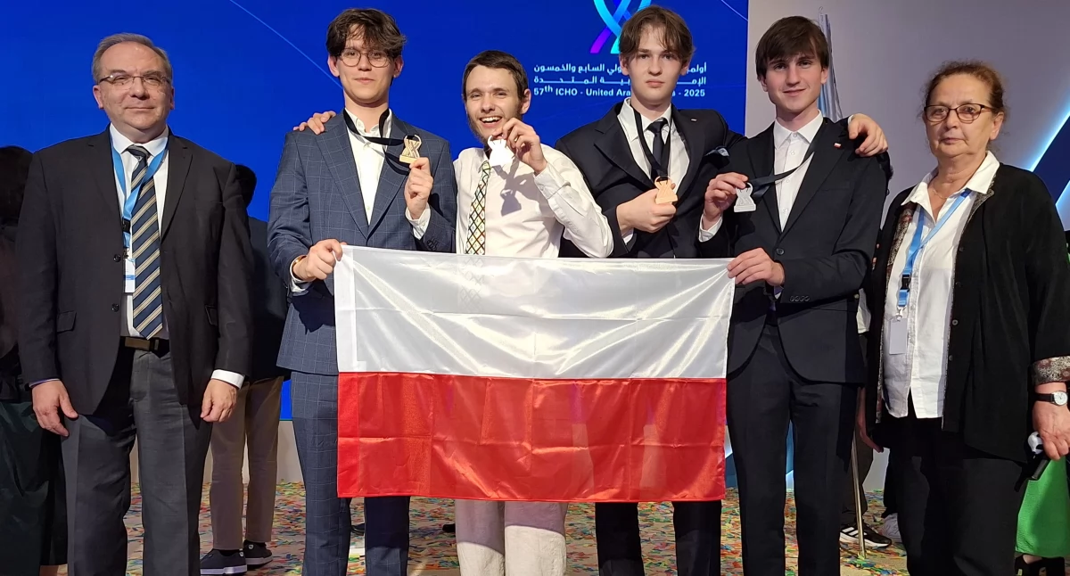 Na zdjęciu drugi od prawej Juliusz Szczeszek-Bistuła zdobywca srebrnego medalu na 57. Międzynarodowej Olimpiadzie Chemicznej w Dubaju/fot.: Ministerstwo Edukacji Narodowej
