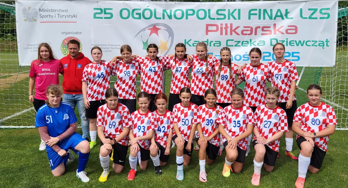 Na zdjęciu drużyna Astorii Szczerców Junior, 4. drużyna w Polsce podczas 25. Ogólnopolskiego Turnieju Piłkarska Kadra Czeka wraz z trenerem Łukaszem Topolskim/fot. Astoria Szczerców Junior 