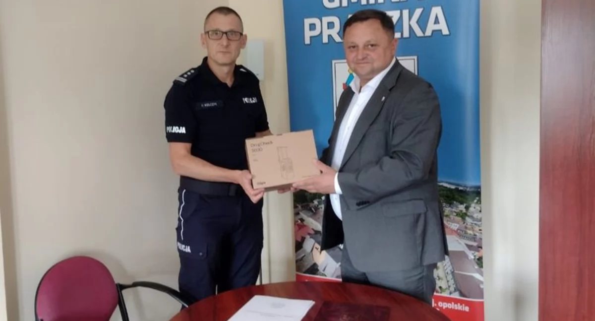 Na zdjęciu Komendant Powiatowy Policji w Oleśnie insp. Paweł Kolczyk oraz burmistrz Praszki Włodzimierz Stochniałek/fot.: Policja Olesno