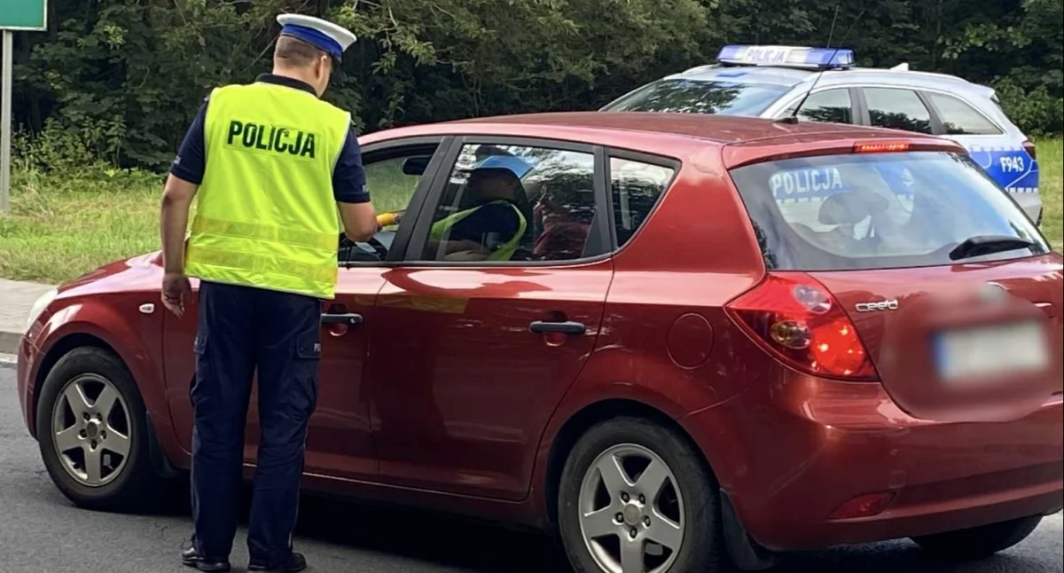 Na zdjęciu funkcjonariusz Komendy Powiatowej Policji w Pajęcznie badający trzeźwość kierowcy/fot.: Iwona Domagała