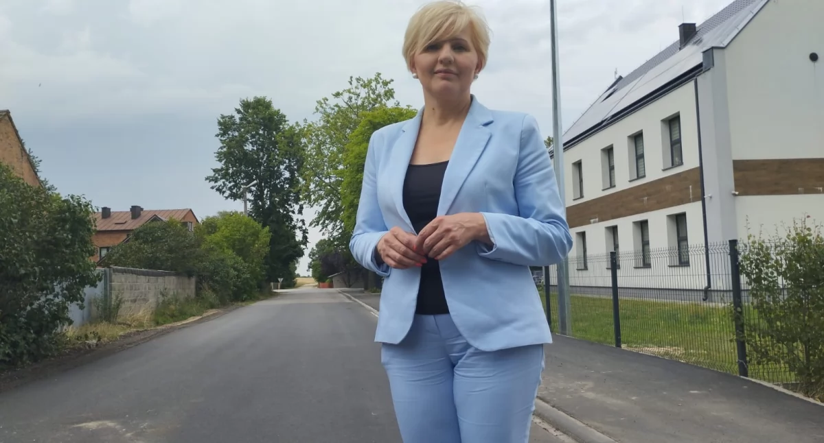 Na zdjęciu burmistrz miasta i gminy Osjaków Renata Kostrzycka przedstawia postępy prac inwestycyjnych na gminnych drogach / fot.: Joanna Major
