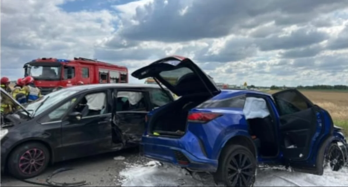 Zdjęcie z miejsca wypadku trzech samochodów na obwodnicy Kluczborka / fot.: O!Polskie Ratownictwo