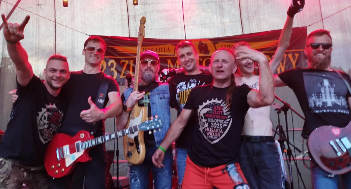 Na zdjęciu artyści z kapeli Co z tego, grającej podczas XXIII Ogólnopolskiego Zlotu Motocyklowego w Konopnicy, w towarzystwie fanów / fot.: Joanna Major Kwiecińska