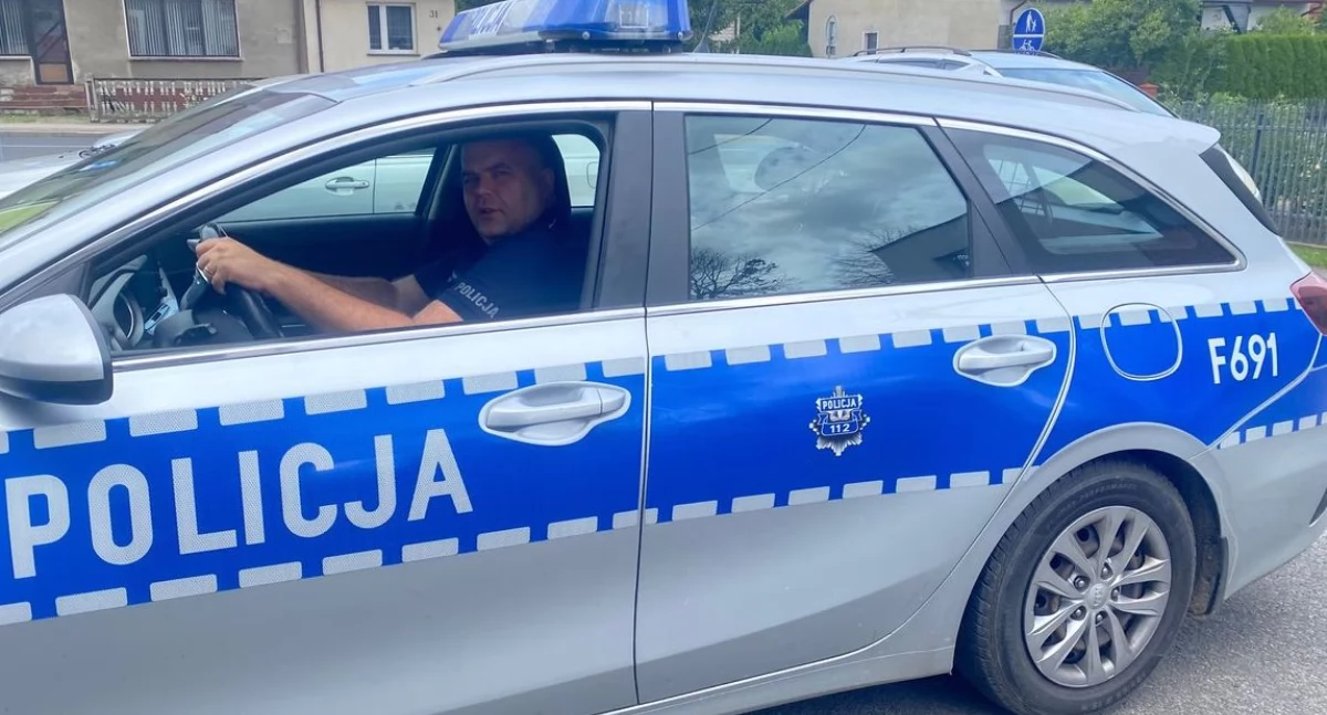 Na zdjęciu dzielnicowy, który zatrzymał poszukiwanego mężczyznę / Fot. KPP Wieruszów