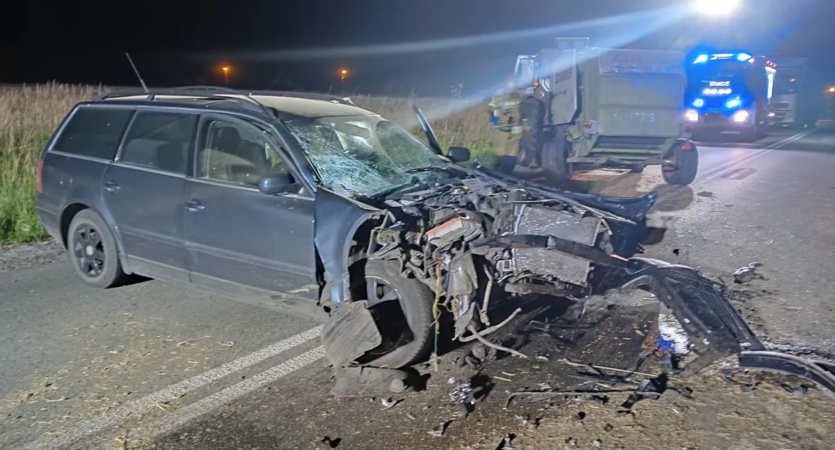 Zdjęcie z miejsca kolizji samochodu z traktorem w Bodzanowicach / fot.: OSP KSRG Bodzanowice